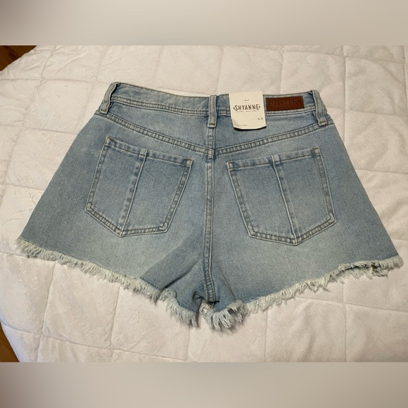 Shyanne • Light Wash High-Waisted Jean Shorts • 28W • NWT - Picture 6 of 9